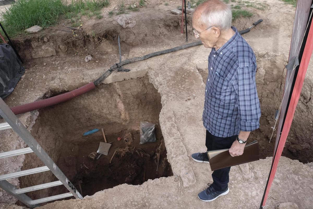 El eldense Vicente Olcina Vera en el Cementerio de Alicante ante los restos mortales de los fusilados por el régimen franquista.