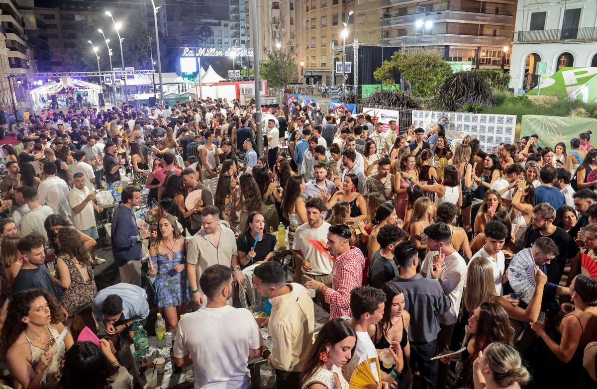 Varios jóvenes en la barraca de Diputació-Renfe. | REPORTAJE FOTOGRÁFICO DE HÉCTOR FUENTES