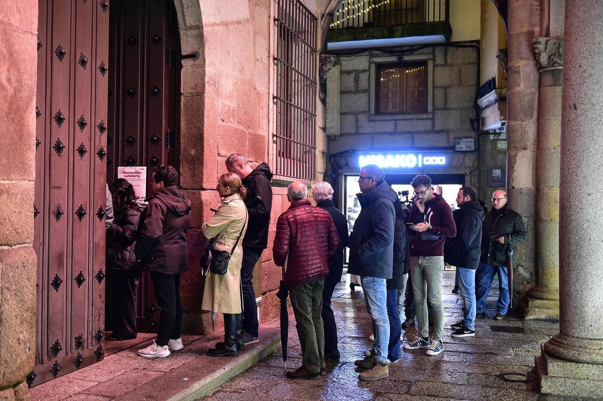 Cola para firmar en el libro de condolencias dedicado a Robe en Plasencia.