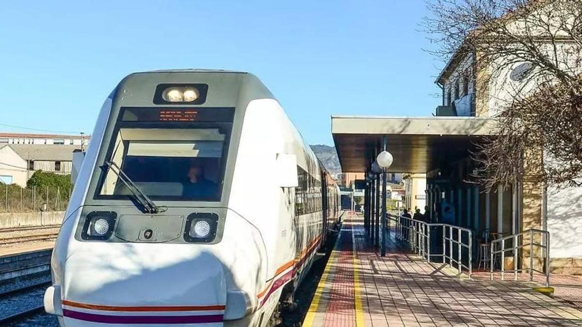 Un tren detenido en una estación extremeña.