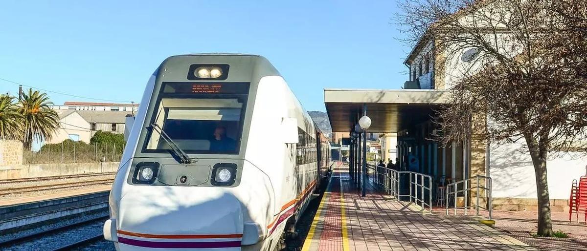 Un tren detenido en la estación de Plasencia.