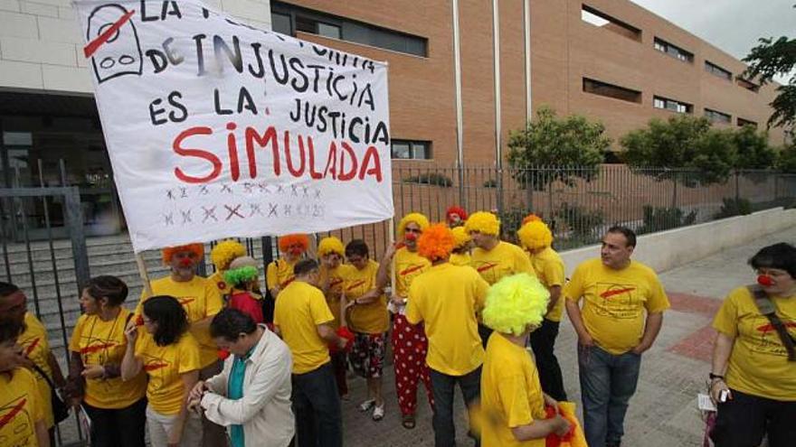 El director y los profesores disfrazados de payasos durante la protesta del martes.