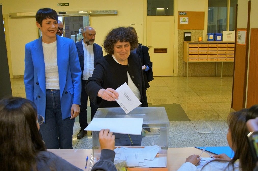 Goretti Sanmartín votando en la Facultad de Filosofía