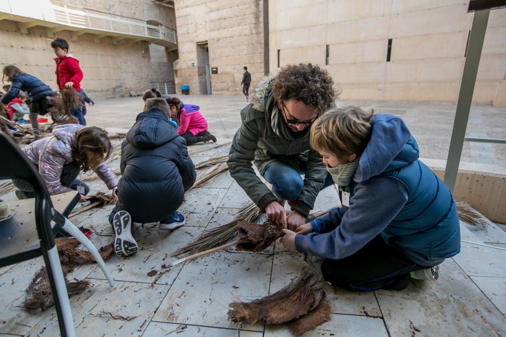 La Asociación de Palmereros y el Museo Arqueológico llevan a cabo talleres con niños para que aprendan a realizar las tradicionales antorchas