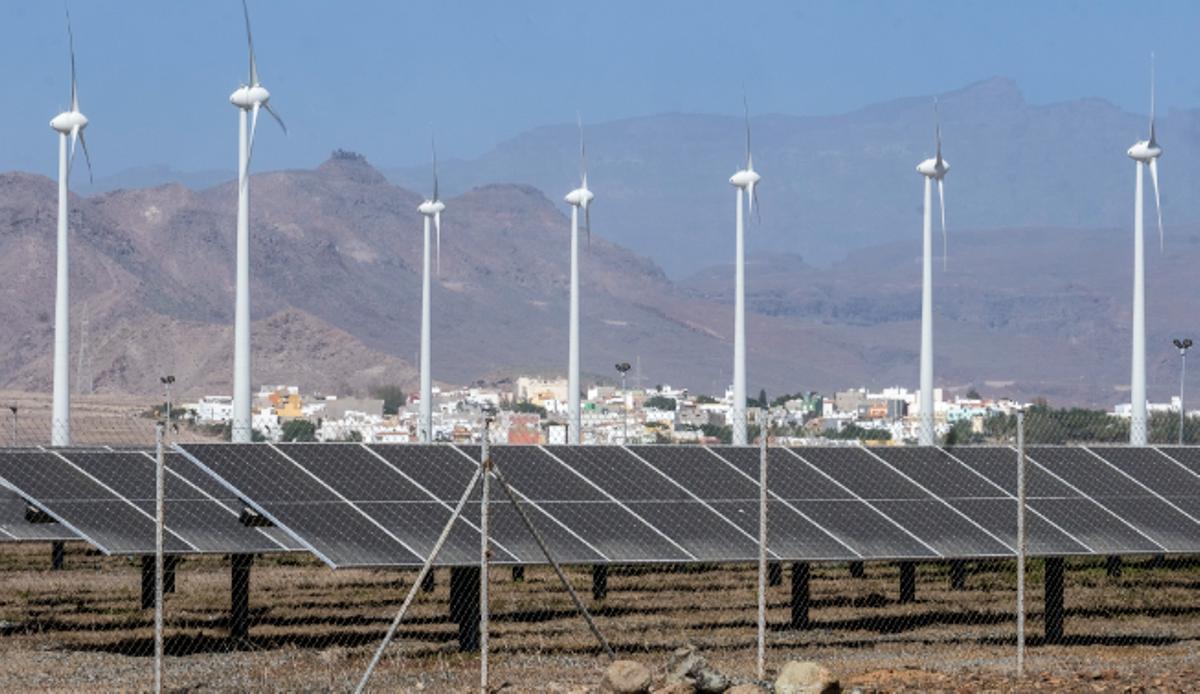 Placas fotovoltaicas y aerogeneradores, con el enclave grancanario de Aldea Blanca al fondo.
