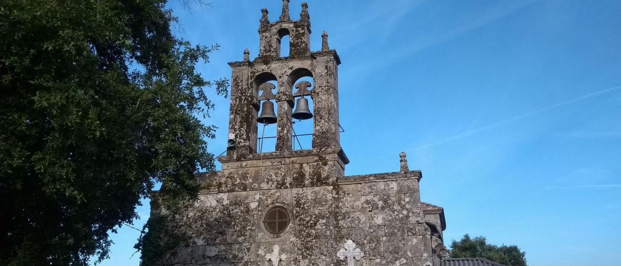 Campanario y fachada principal del templo de Bermés. |   // A.V.N.