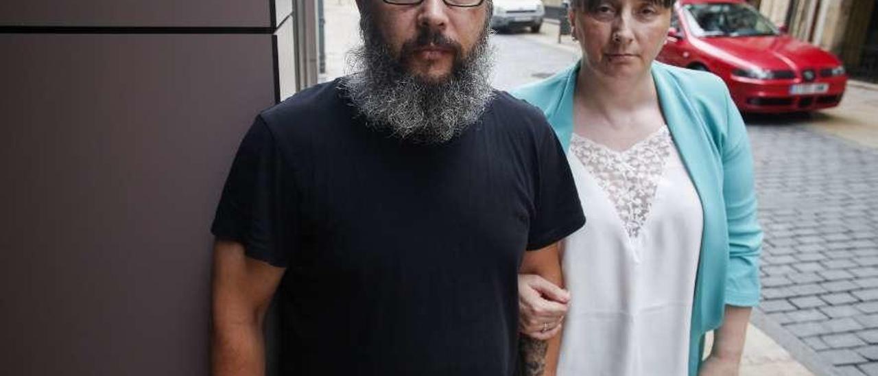 Miguel Álvarez y Elena Pérez, ayer, en la calle San Bernardo de Avilés.