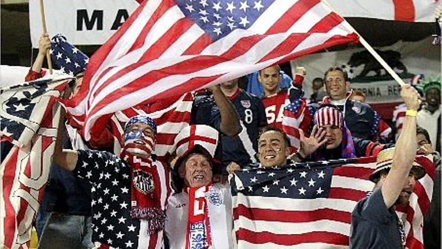 Aficionados estadounidenses antes del partido ante Inglaterra.