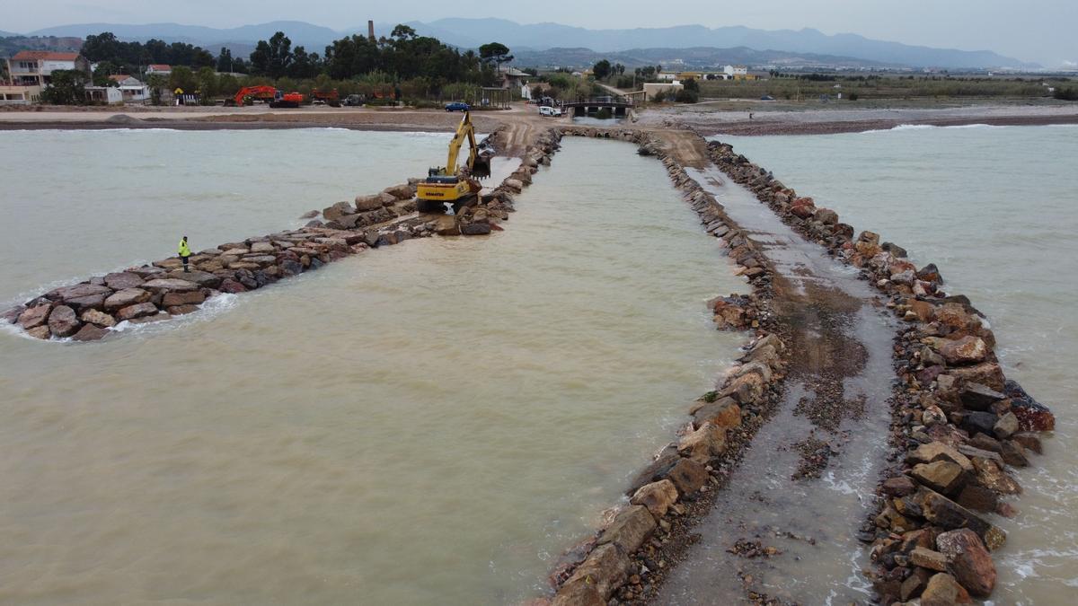 Las grandes rocas ya dibujan lo que serán los espigones para proteger la costa de Almenara.