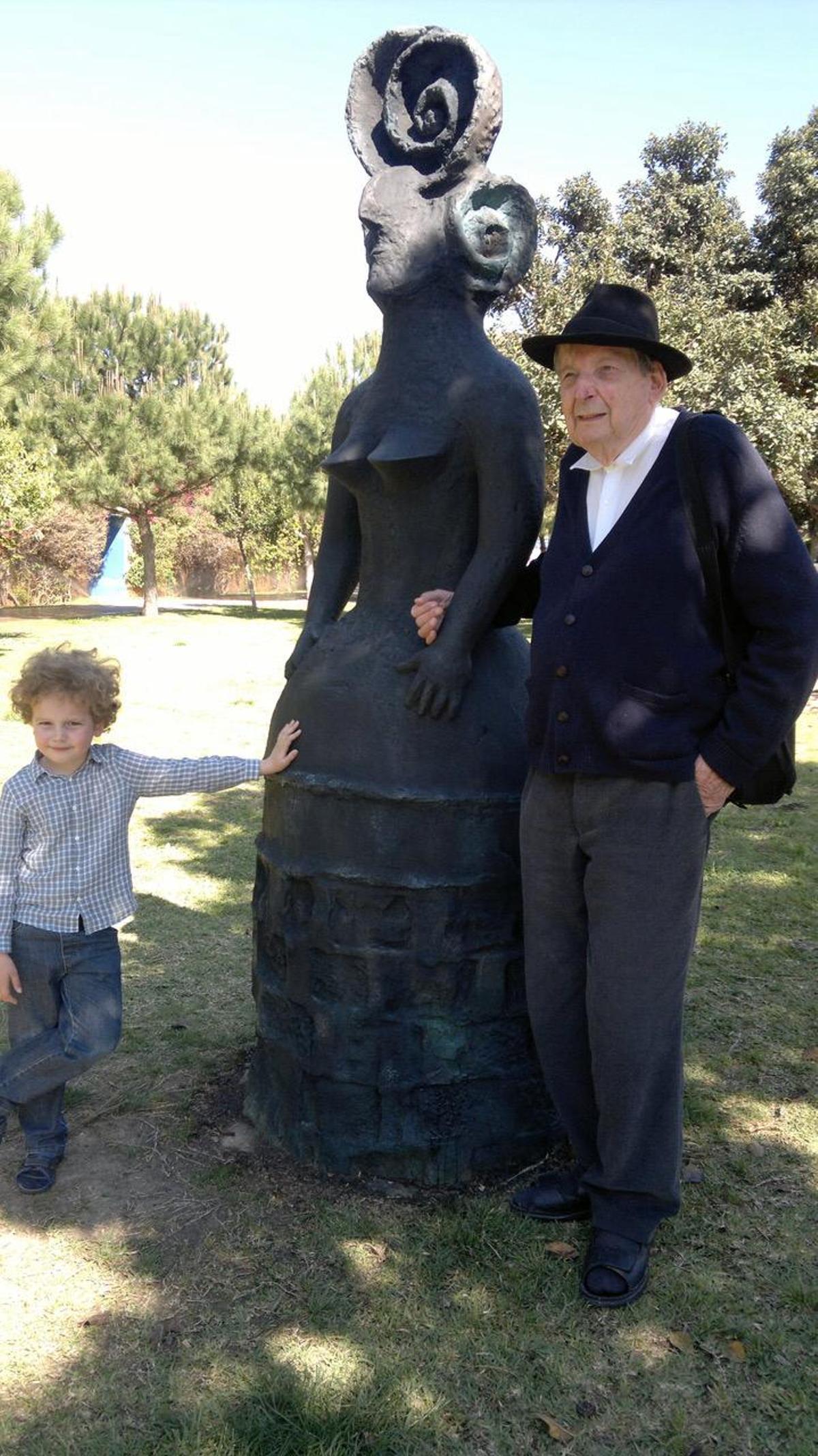 Stefan von Reiswitz, con su nieto Tonio, en 2010 en el Parque del Oeste, junto a una de sus esculturas.