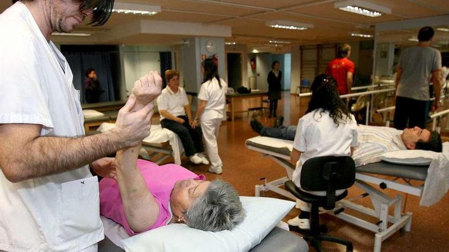 Pacientes reciben rehabilitación en un hospital gallego. // José Lores