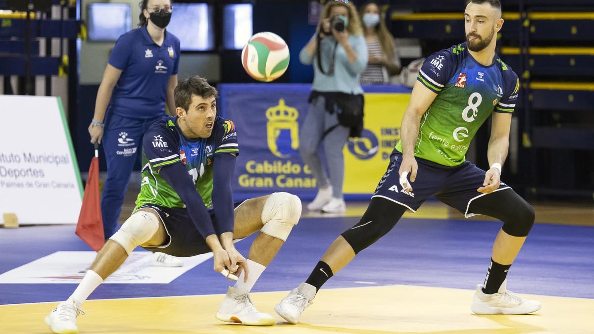 Renzo Cairús recepciona de antebrazos ante la mirada de su compañero Chema Giménez.