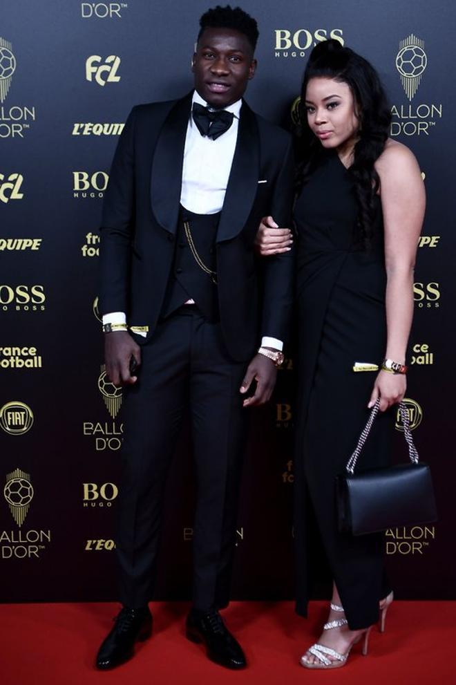 El portero del Ajax Amsterdam Andre Onana llega a la gala del Balon de Oro France Football 2019 en el Chatelet Theatre en Paris.