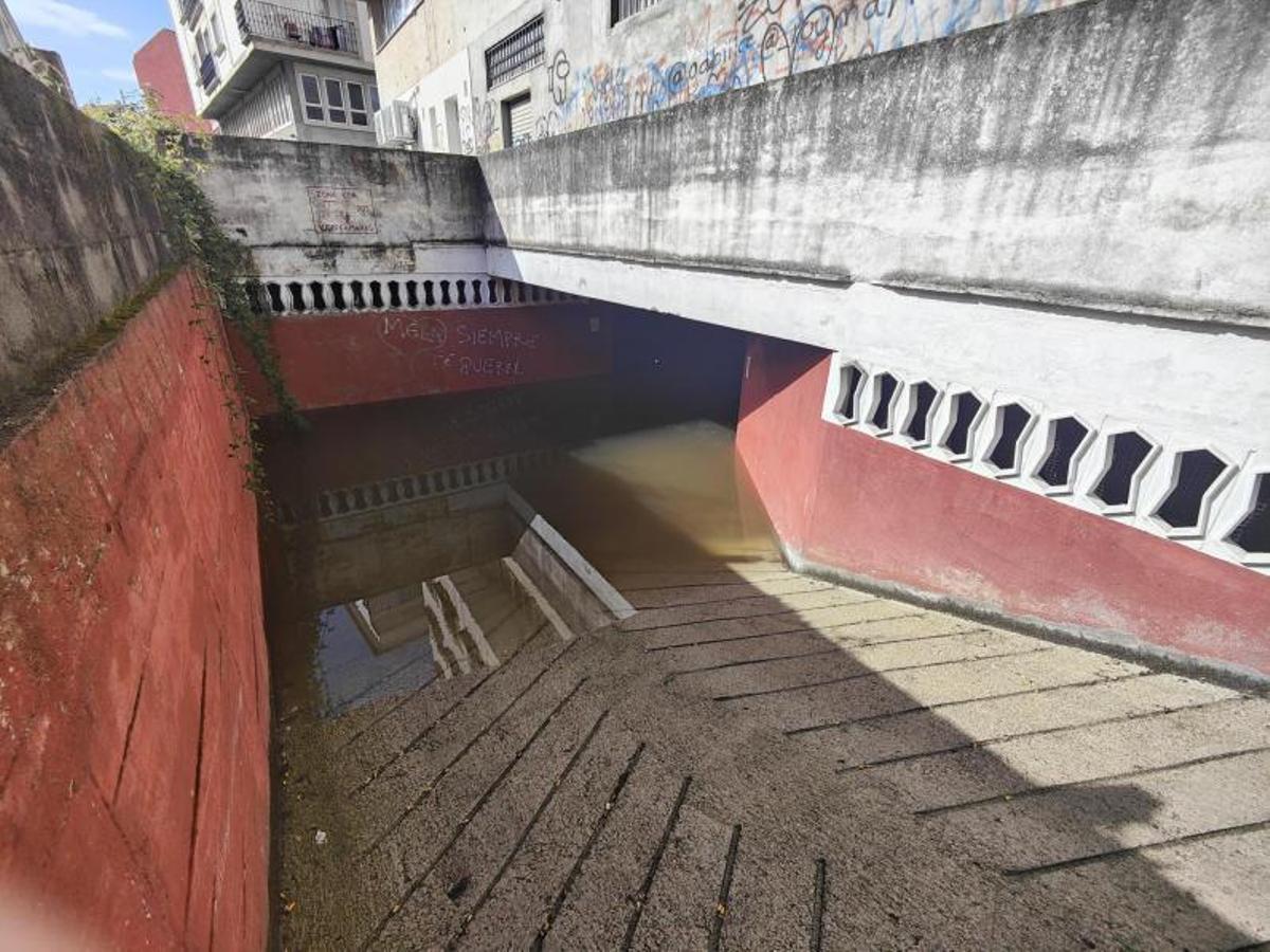 El agua escala por la rampa de los garajes. | // G.N.