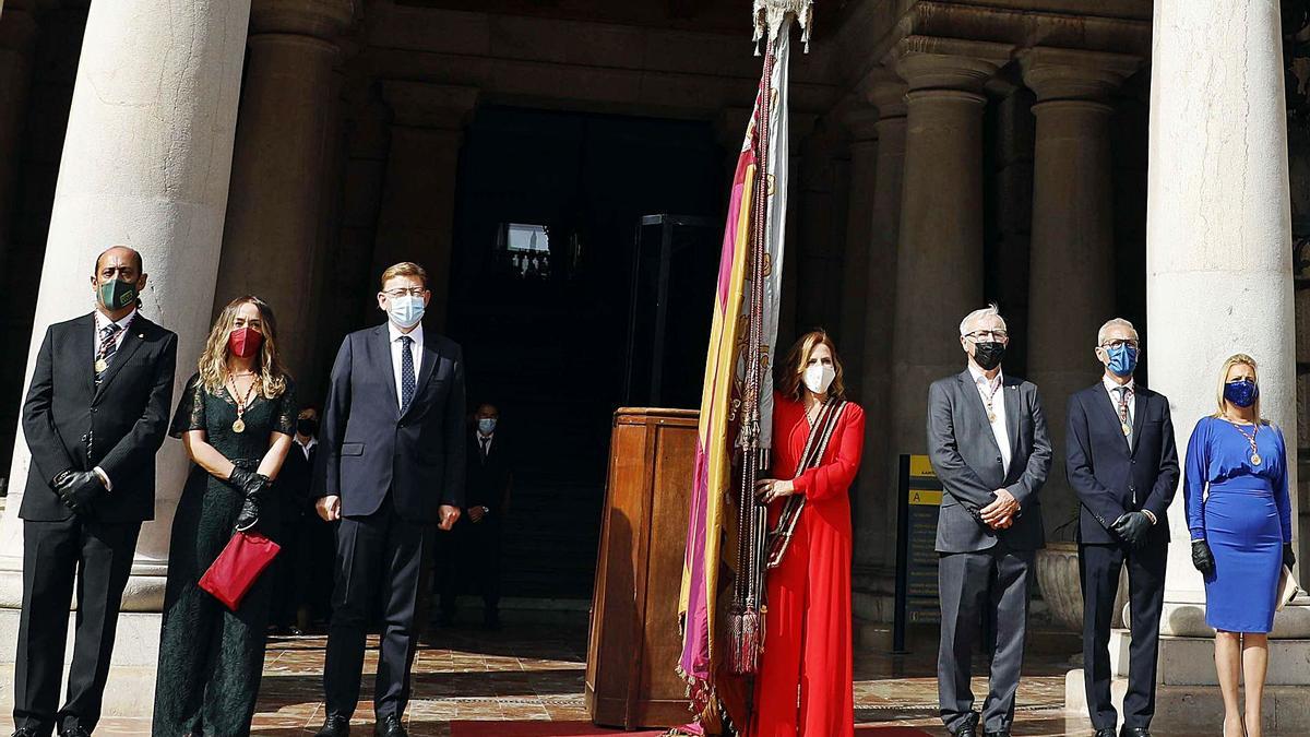 En el centro, Ximo Puig, Pilar Bernabé y Joan Ribó con la senyera junto a los ediles que llevaron las borlas al inicio. | M.A. MONTESINOS