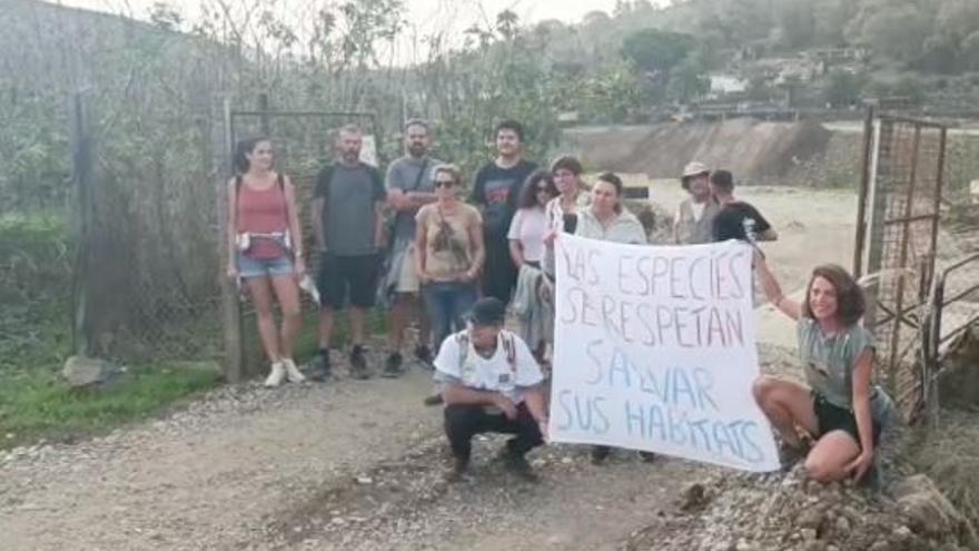 Activistas y vecinos paralizan los rellenos en la charca de Riquiánez de Arucas