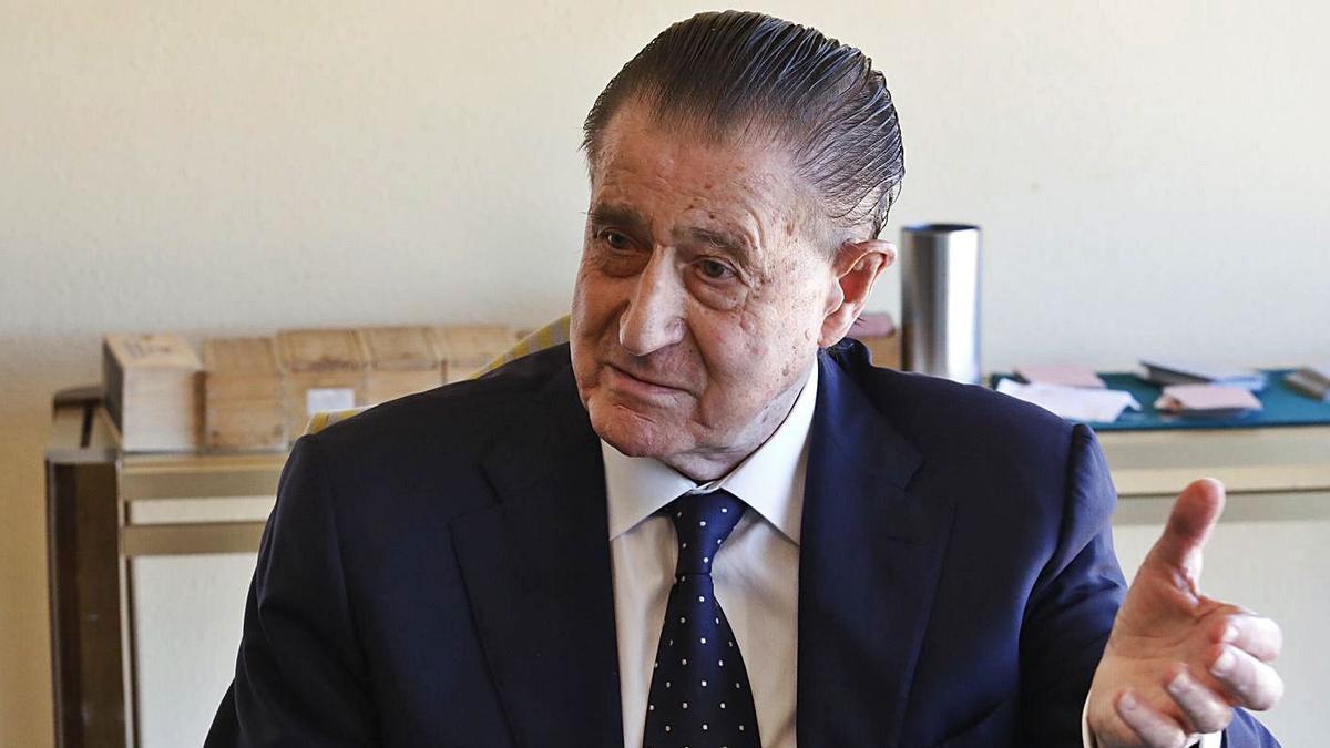 Manuel Vega-Arango.  Ángel González