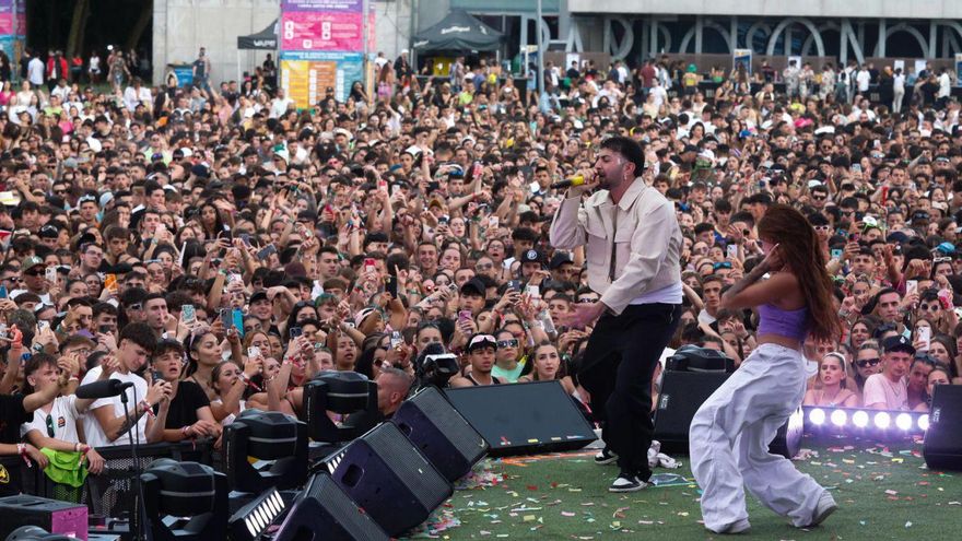 Justin Quiles sobre el escenario del Reggaeton Beach Festival dispuesto en el exterior del pabellón de La Magdalena. | MARA VILLAMUZA