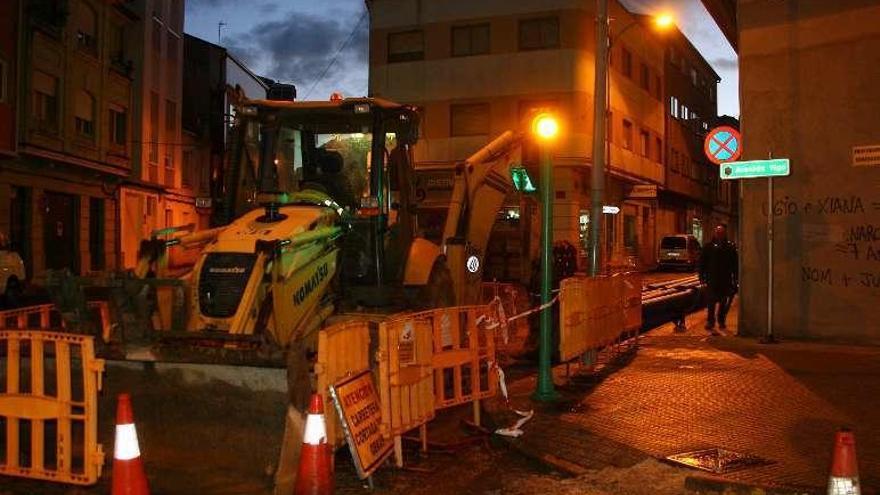 Las máquinas llegaron al cruce con Benito Vigo.// Bernabé/Adrián Rei