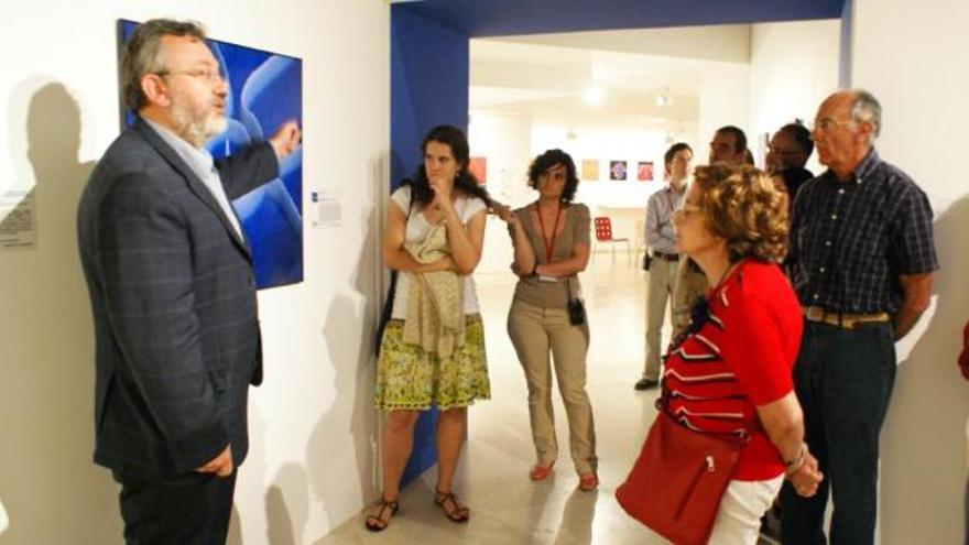 Pedro Serena explica una de las fotografías de la muestra en la sala de exposiciones temporales del Etnográfico.