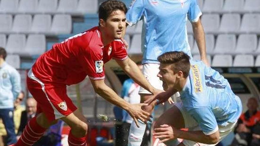 Santi Mina cae ante un rival en un lance del partido. // José Lores