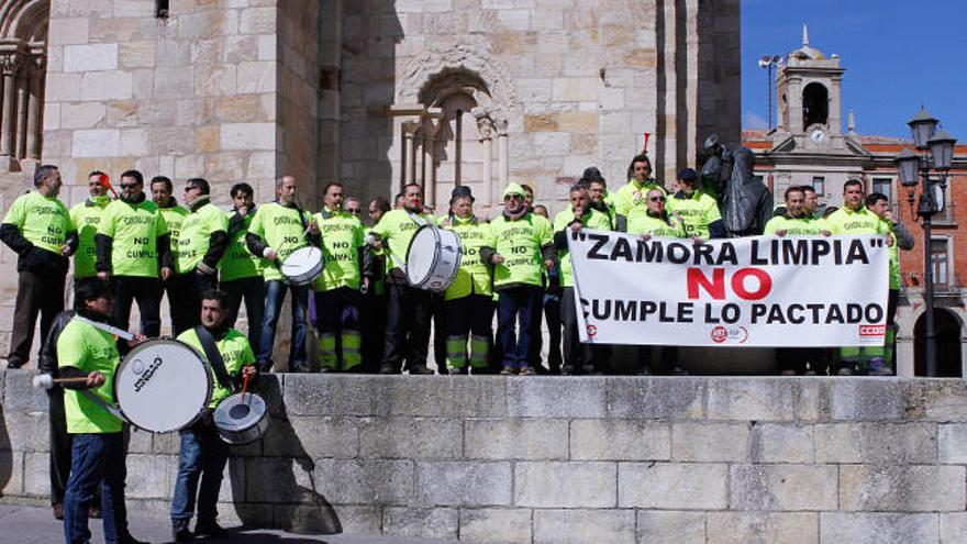 Los trabajadores de Zamora Limpia escenifican ayer su protesta junto a la iglesia de San Juan y el Merlú.