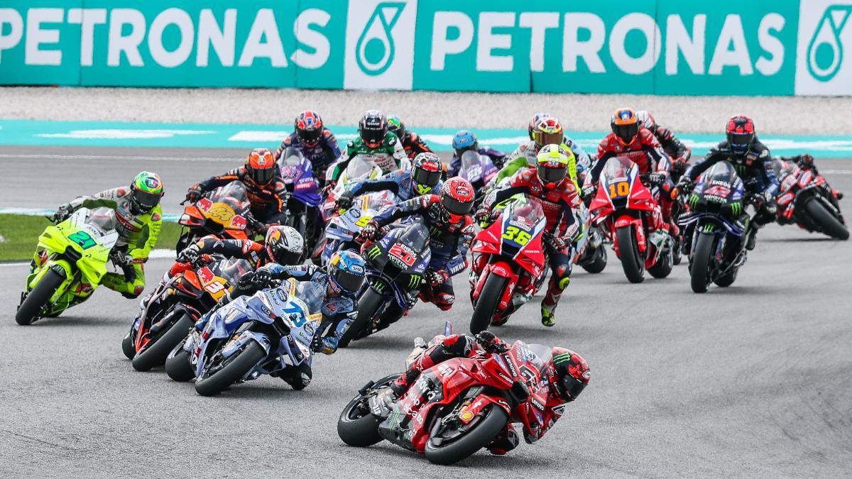 La parrilla de MotoGP tras la salida del Gran Premio de Malasia de 2025