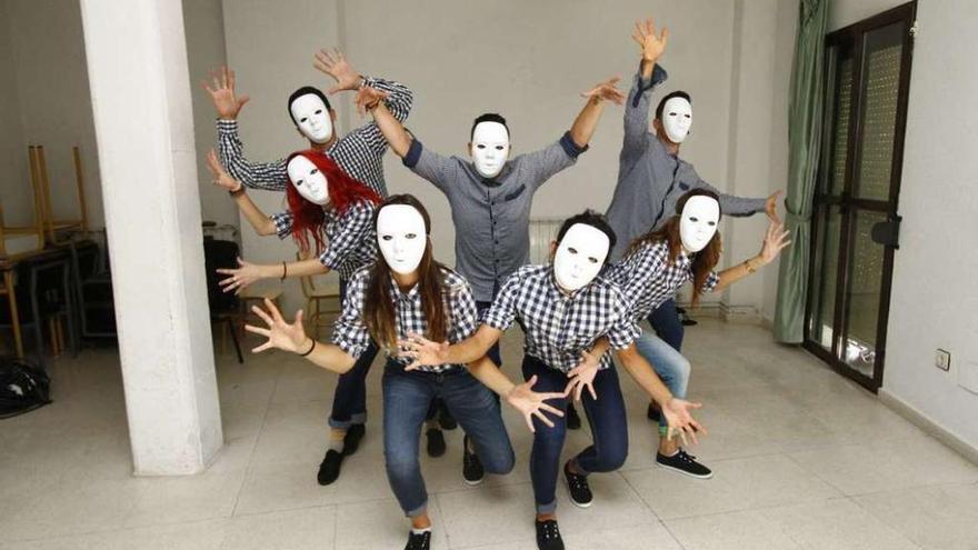 El grupo ensaya su coreografía del domingo.