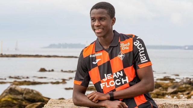 El zaguero senegalés posa con la camiseta del Lorient el año pasado. | LORIENT