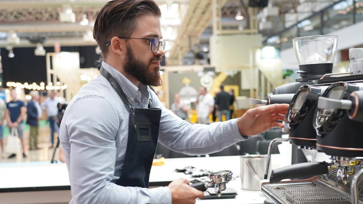 Rufus Blad, Mejor Barista de España 2023, durante el Campeonato Nacional Barista Pro celebrado en La Farga de L'Hospitalet.