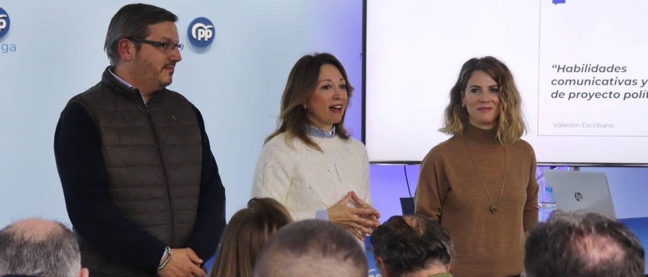 Patricia Navarro, en el centro, durante unas jornadas de formación a candidatos del PP.