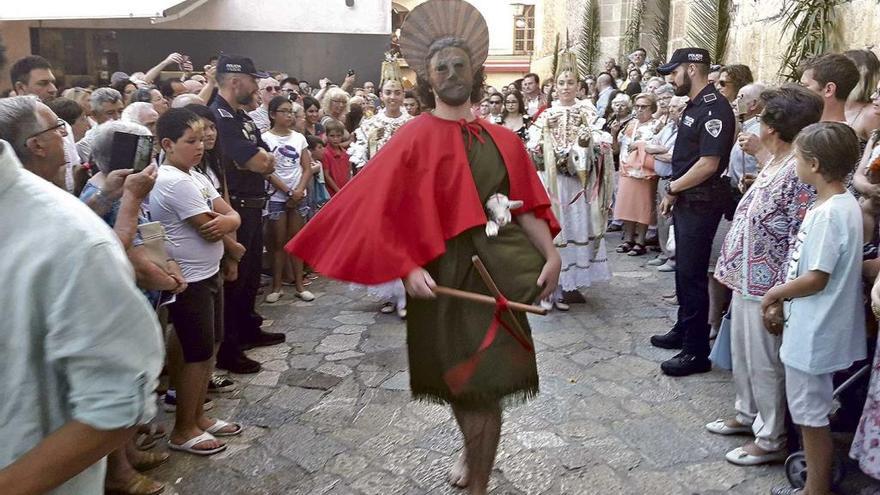 Sant Joan Pelós volvió a llevar el corderito vivo mientras interpretaba su baile singular.
