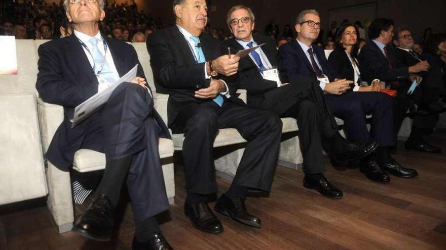 Isidro Fainé, Carlos Slim, César Alierta y Pablo Isla, en el congreso gallego. // Carlos Pardellas