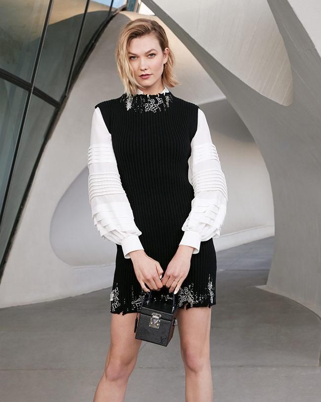 Karlie Kloss con el Bleecker Box en piel Epi de color negro