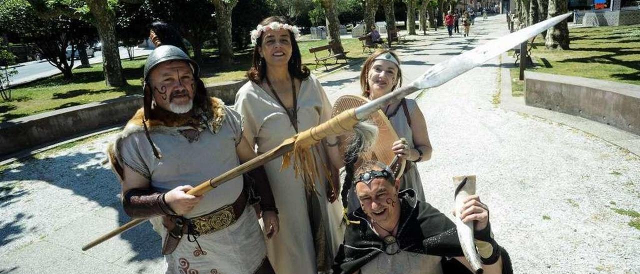 Los organizadores de la feria celta de Vilagarcía promocionan el evento por la ciudad con los trajes típicos. // Iñaki Abella