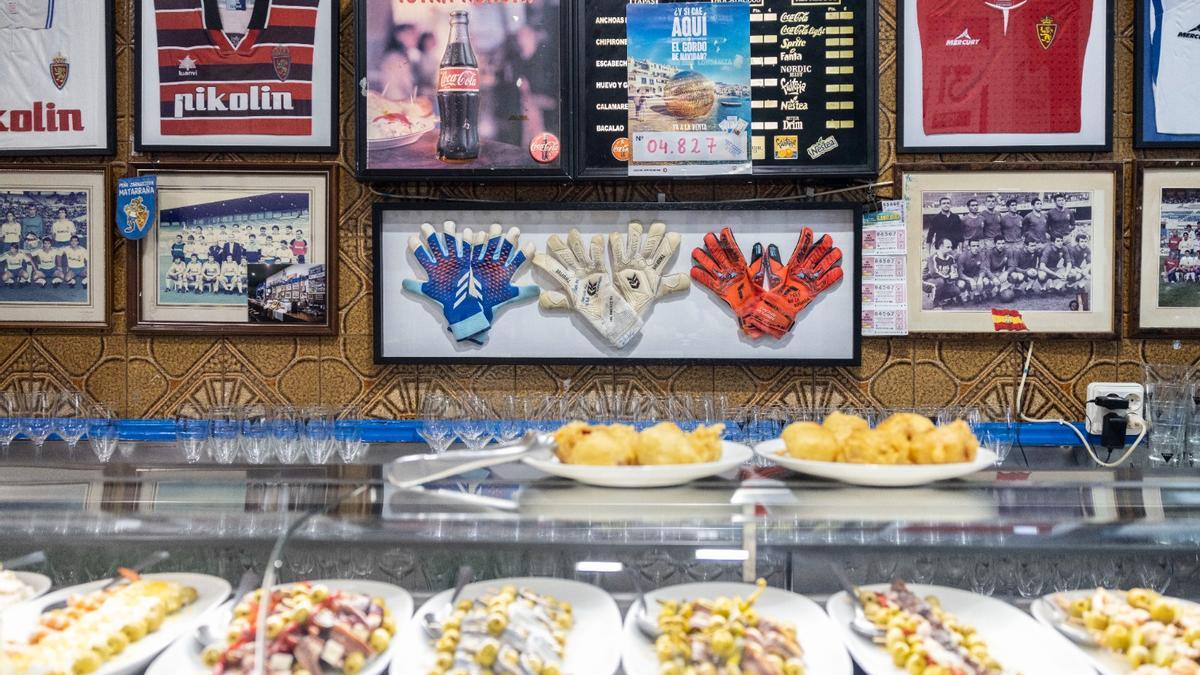 En imágenes | Bar La Romareda: un museo del Real Zaragoza, el vermú casero y la tapa de toda la vida