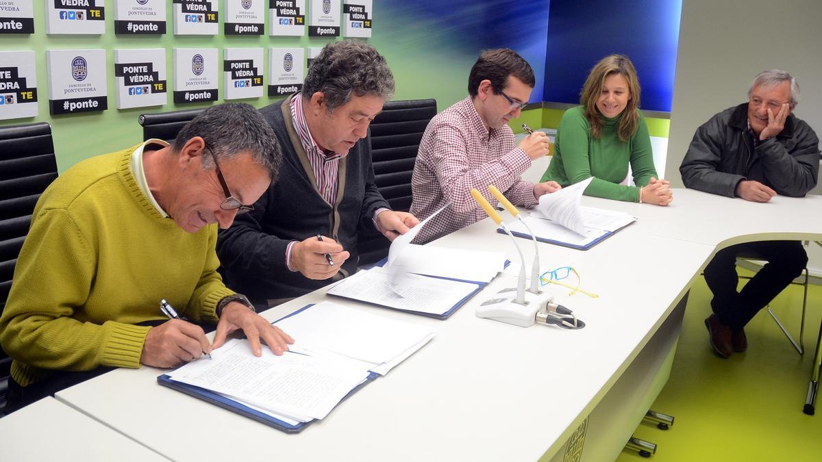 El alcalde firma en 2015 el convenio con la Comunidad de Montes de A Canicouva para el alquiler de los terrenos que acogerán la planta de compostaje.