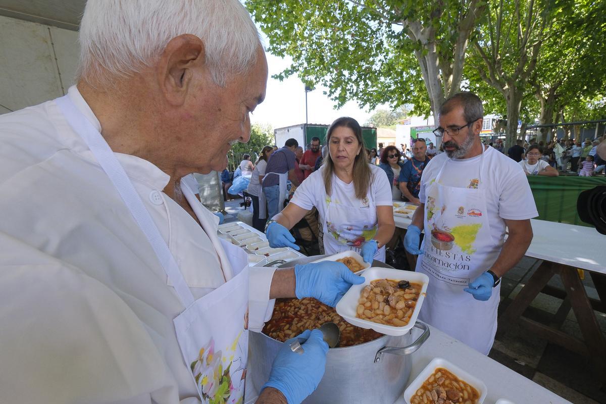 ito Santana junto a la perola de fabada que prepara para las fiestas desde hace más de una década y de la que despacha más de 1.000 raciones que se suelen acabar a lo largo de la jornada.