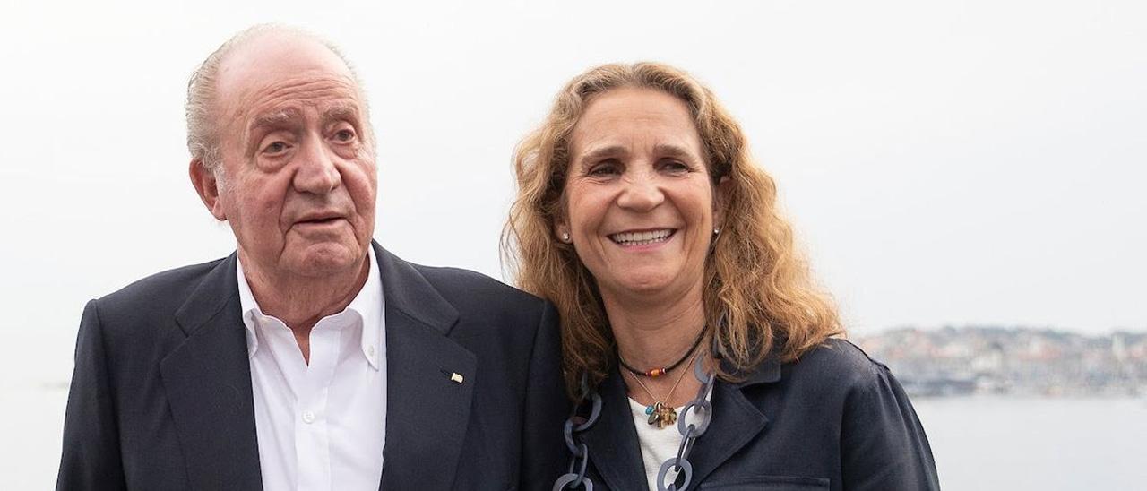 Juan Carlos I y su hija Elena, en una foto de archivo.