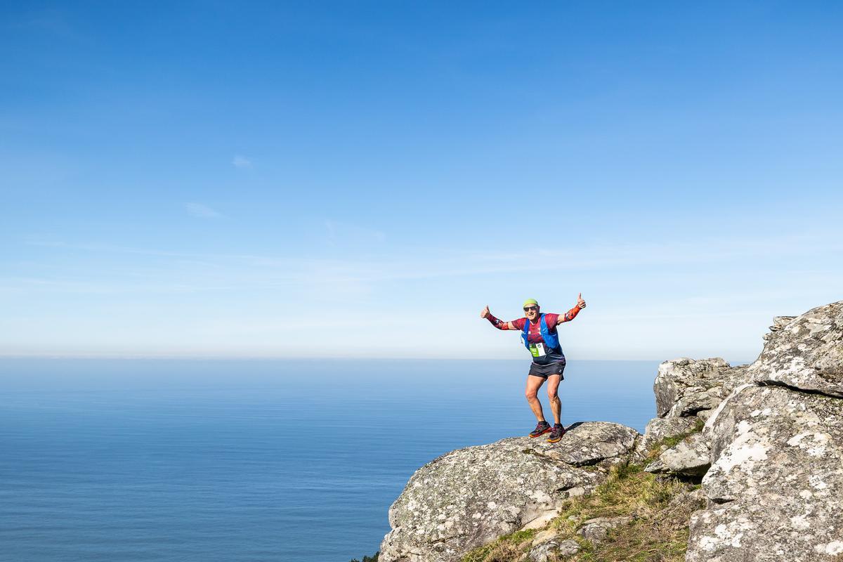 Con el mar de fondo.
