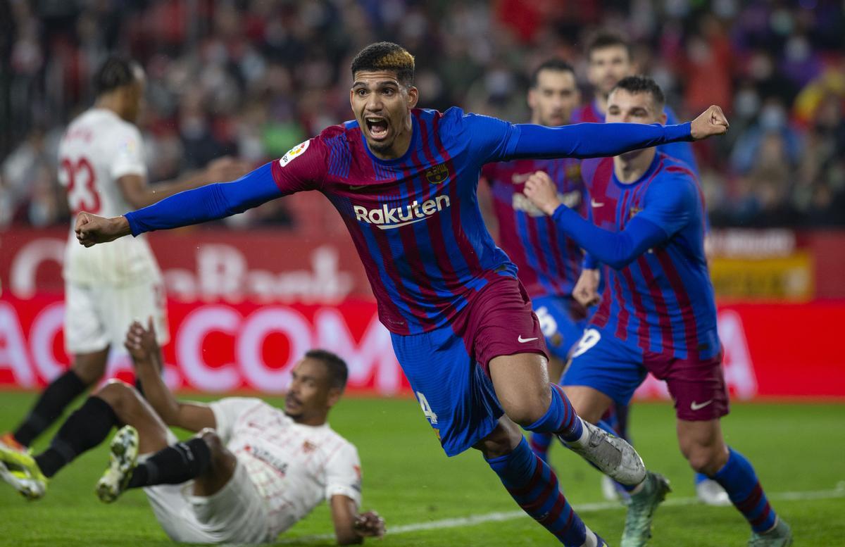 Araujo celebra el empate ante el Sevilla