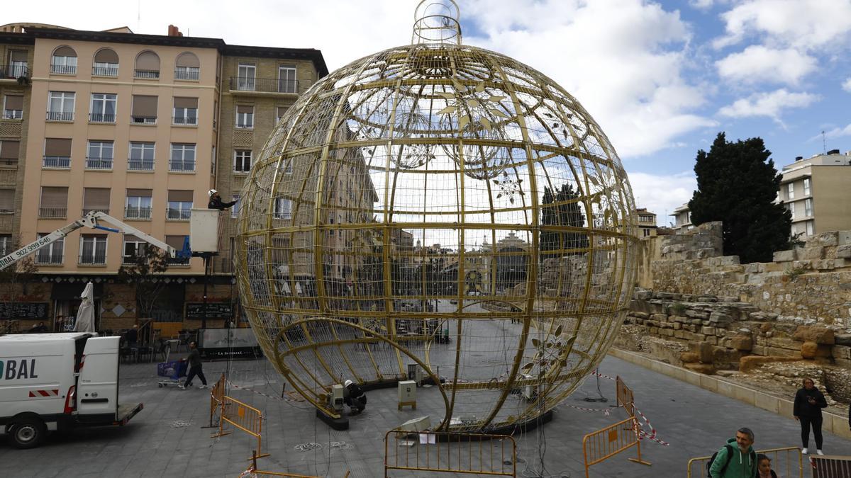 EN IMÁGENES | La bola gigante de Navidad aterriza de nuevo en Zaragoza