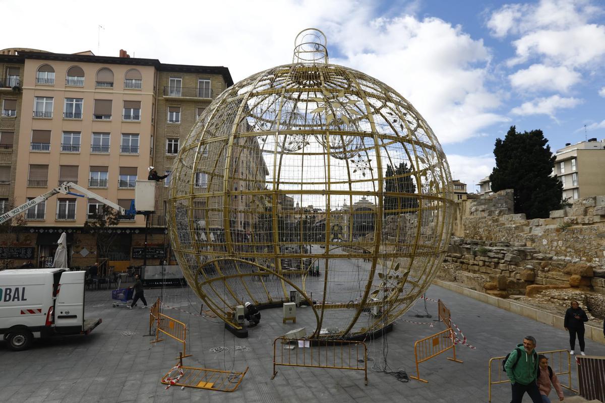 EN IMÁGENES | La bola gigante de Navidad aterriza de nuevo en Zaragoza