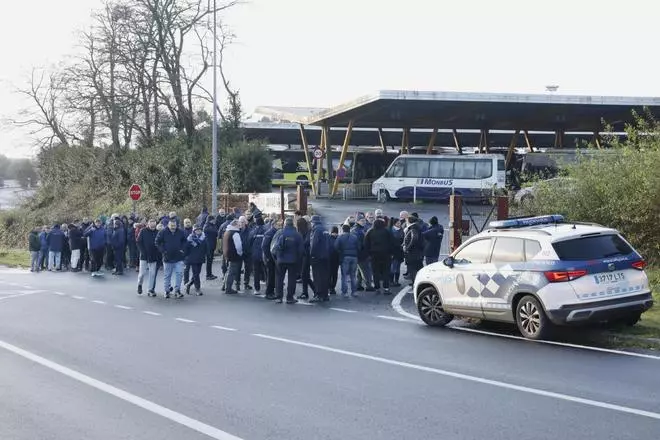 Huelga de autobuses: los piquetes impiden la salida de los servicios mínimos