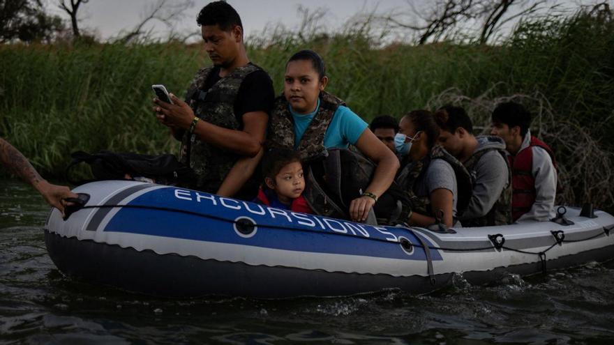 Un grup de persones intenten creuar el Río Bravo en una embarcació pneumàtica | REUTERS