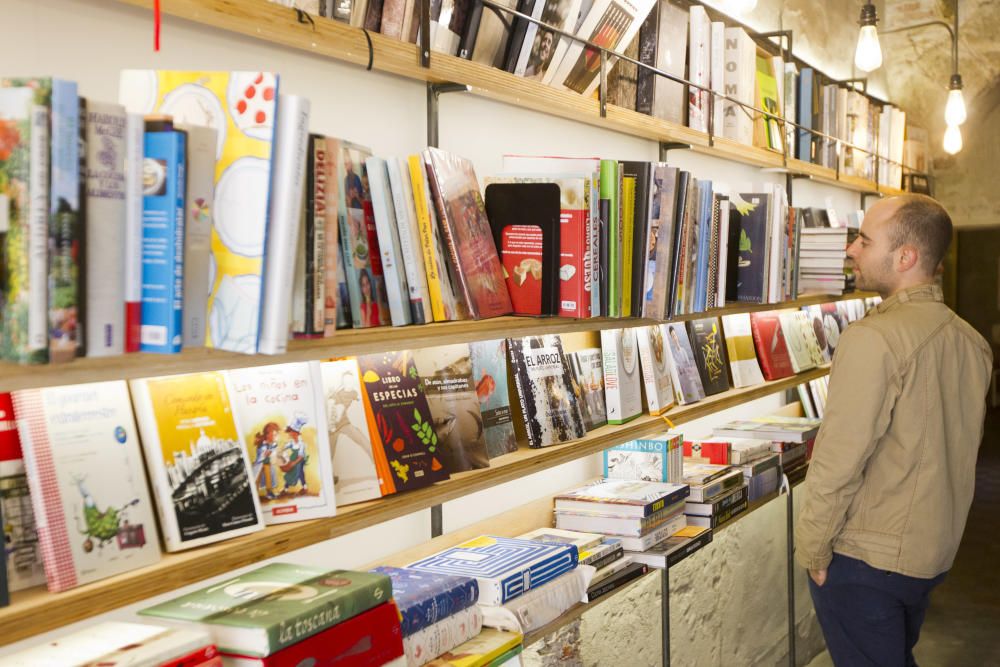 Qué hay de nuevo. Bibliocafe Nuez en la Plaza del Mercat.