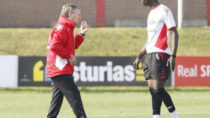 Javier Clemente conversa con Mendy.