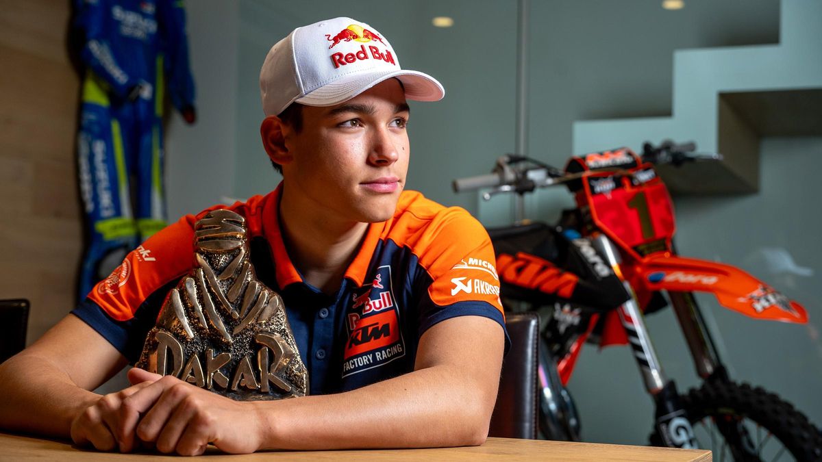 El piloto Edgar Canet fotografiado en su casa tras el Dakar