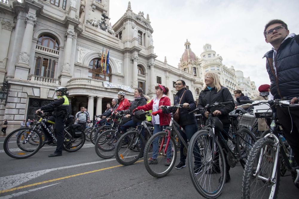 'Bicifestación' en Valencia con motivo del Día Mundial de la Bici