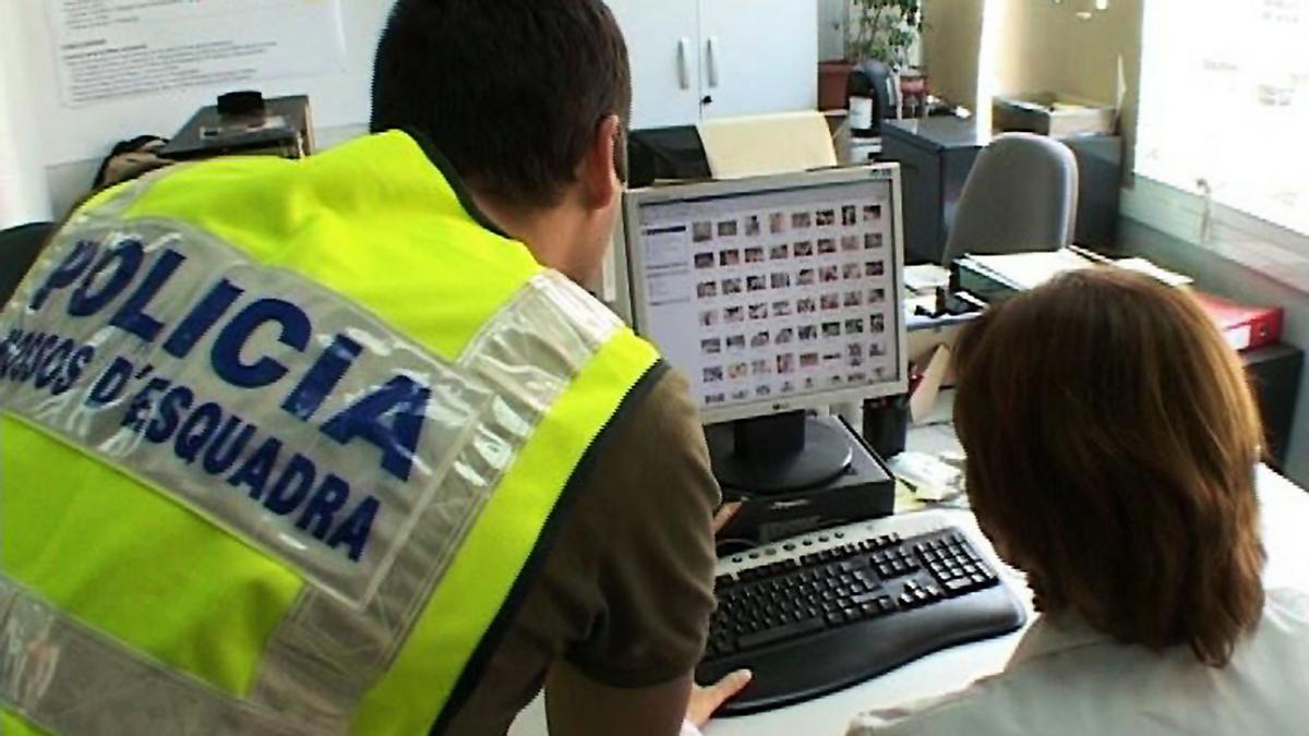 Los Mossos investigando en una imagen de archivo